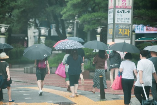 오늘날씨, 동쪽 소나기에 울산·경남 우박... 한낮 기온 21~28도