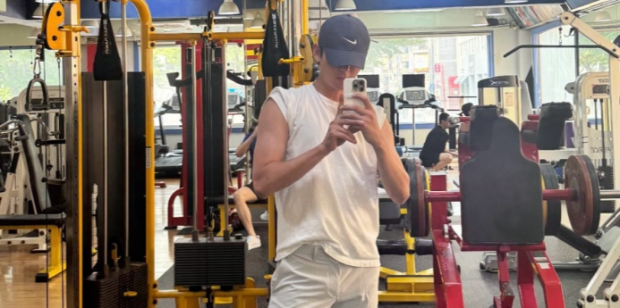 배우 이지훈, 헬스장 인증샷 공개 ‘꾸준한 자기 관리’