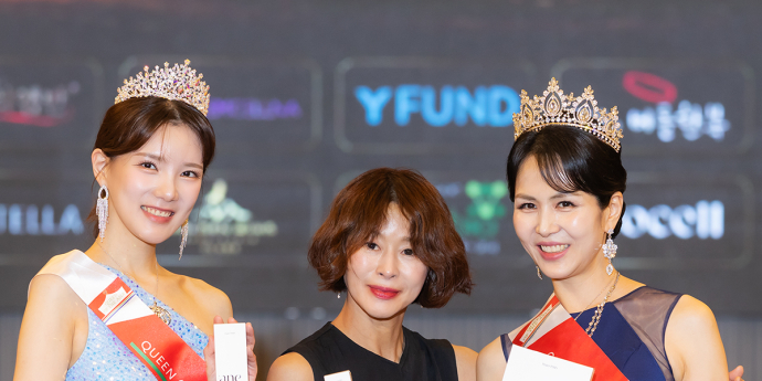 '제론셀베인 제품 들고 기념촬영하는 고윤설-예지원-김시현'(2025 퀸오브더아시아 수상자의 밤) [포토]