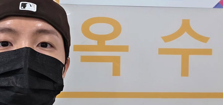 BTS 제이홉, 사전투표 인증샷...블랙으로 논란 원천 차단