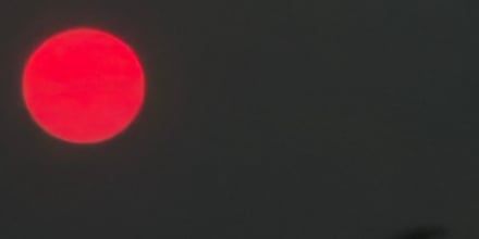 지드래곤, 사전투표일 ‘빨간 달’ 떳다!