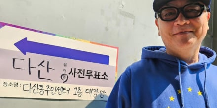 ‘대놓고 파란색 패션 도배’... 김의성, 투명한 사전투표 인증샷