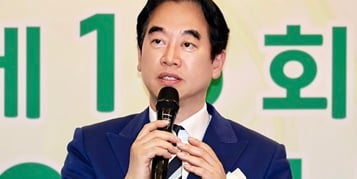 인사말을 전하는 주관사 '모델리스타' 김두천 대표(자연미인선발제전 2025) [포토]