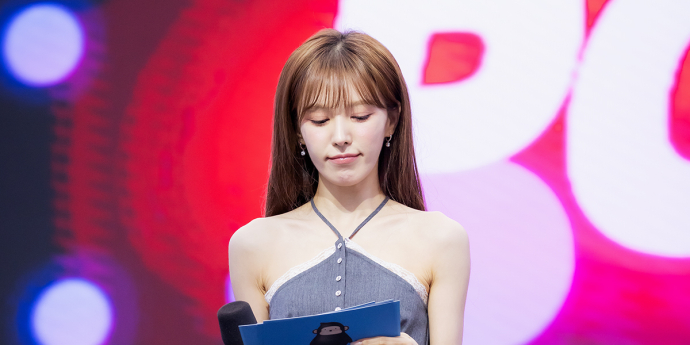 레드벨벳 웬디 '야무지게 힐끔' [포토]