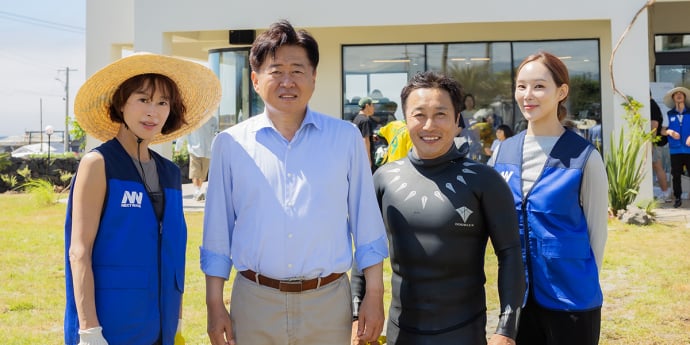 '병만랜드' 앞에서 기념촬영하는 예지원-오영훈 도지사-김병만-오샤레라이프 김태현 [포토]