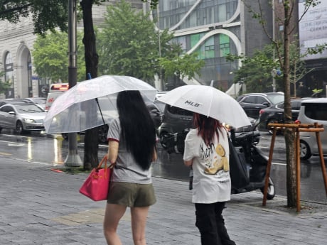 출근길 우산 챙겨요…내륙 한낮 30도 안팎 [오늘날씨]