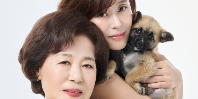 예지원, 3대 가족 화보 공개…90세 어머니와 반려견 ‘미자’까지 [화보]