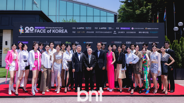 '페이스 오브 코리아' 출전모델들과 기념촬영하는 양의식 회장-데구치 부위원장-임주완 회장 [포토]