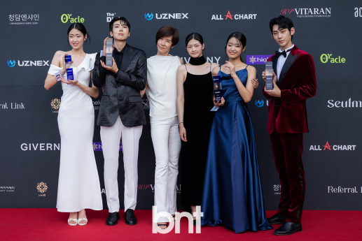 '위너 김지안-김태우-이수인-박지연-황주원과 기념촬영하는 장혜원 이사'(페이스 오브 코리아) [포토]