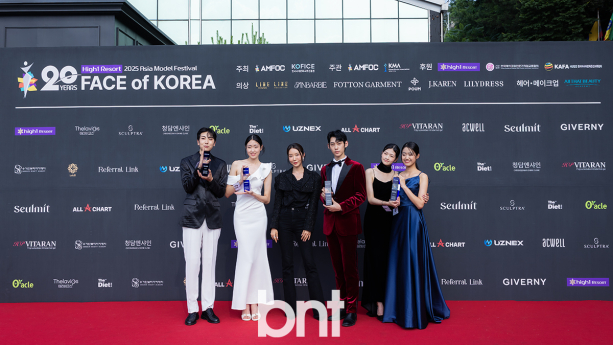 '페이스 오브 코리아' 위너 김태우-김지안-황주원-이수인-박지연과 기념촬영하는 슈퍼모델 권은진 [포토]