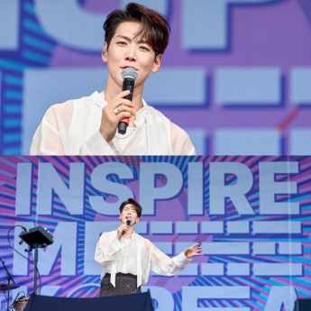 카이, 유럽서 4개 국어 갓벽!