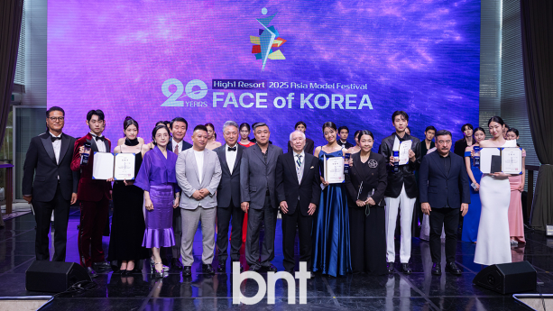 '페이스 오브 코리아' 위너들과 기념촬영하는 임주완 회장-이혜경 전의원-이영철 대표-양의식 회장-데구치-안미려 회장-박진성 회장 [포토]