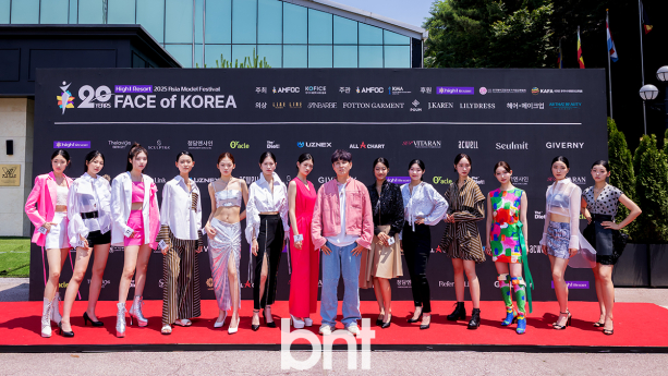 '페이스 오브 코리아' 출전모델들과 기념촬영하는 춤추는곰돌 [포토]