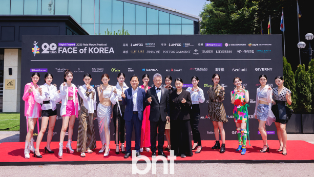 '페이스 오브 코리아' 출전모델들과 기념촬영하는 신상원 교수-양의식 회장-안미려 회장 [포토]
