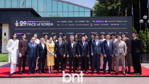 '페이스 오브 코리아' 모델들과 기념촬영하는 朱庆伟 대표-金龙超 대표-김지현 이사-전봉욱 대표-양의식 회장-杨忠奎 대표-石涛 대표-杨鹤대표 [포토]