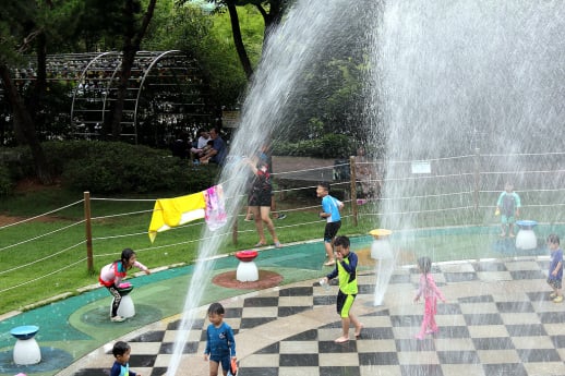 비 그치자 땀이 비오듯 ‘폭염’ 낮 최고 35도[내일날씨]