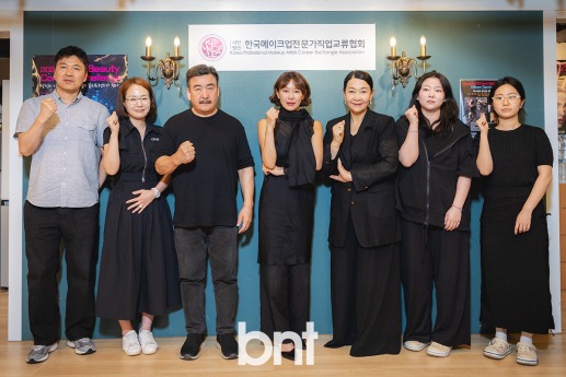 '한국메이크업전문가직업교류협회 공식 홍보대사 위촉식 마치고 기념촬영하는 이종준 본부장-김정수 감사-박진성 상임고문-예지원-안미려 회장-김희은 주임-이혜진 사원' [포토]