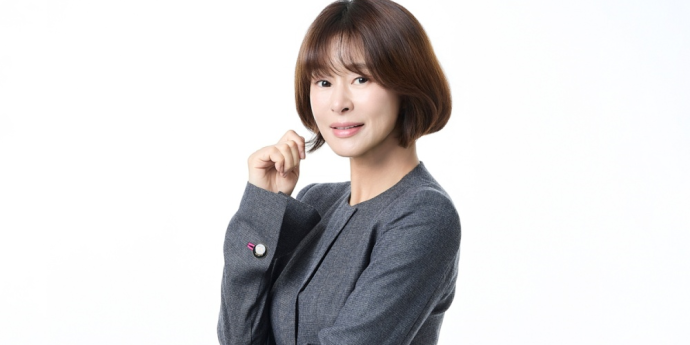 예지원, 수트 입고 전하는 고요한 자신감 [화보]