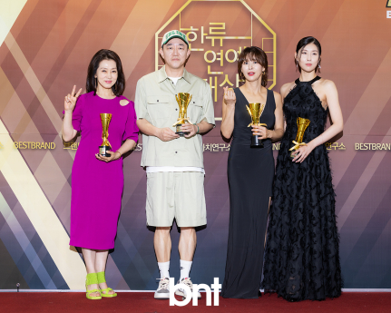 문희경-신인수-예지원-천무스테파니 '트로피 들고 싱글벙글'(대한민국 한류연예대상) [포토]