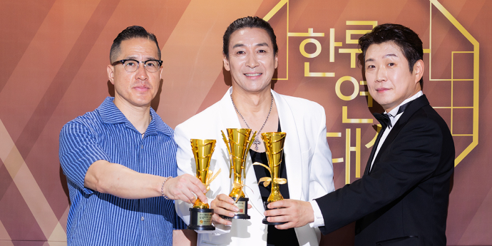 김정우PD-신성우-민영기 '트로피로 치얼스'(대한민국 한류연예대상) [포토]