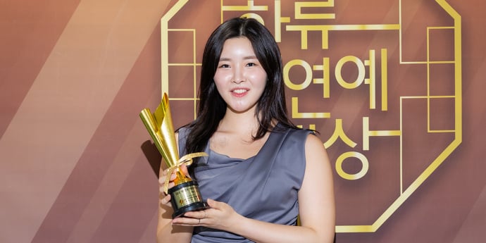 '수상 후 기념촬영하는 모델 강우수' [포토]