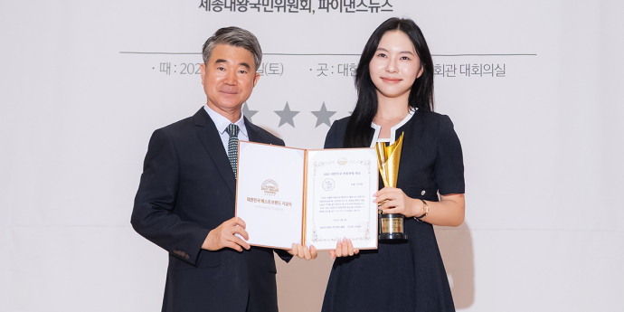 '수상 후 기념촬영하는 모델 이미령' [포토]