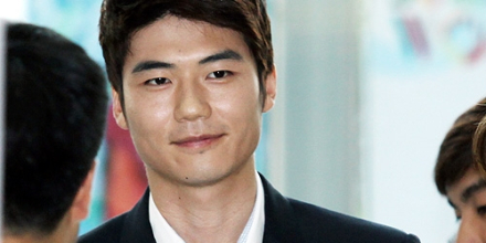 기성용, 성폭행 의혹 제기자 2명에 승소… “1억 원 배상”