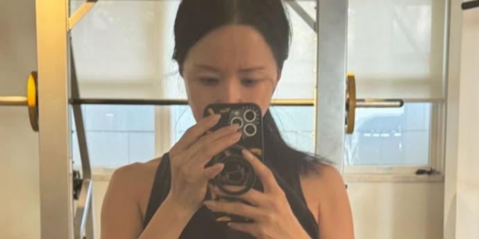 ‘55세’ 엄정화, 선명한 王자 복근 공개