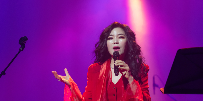 웅산 '레드의 매혹을 닮은 목소리' [포토]