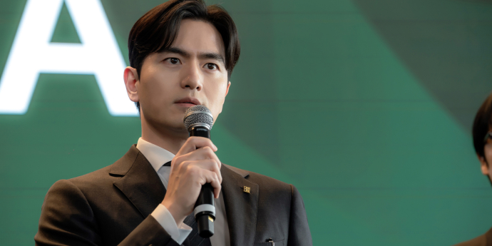 ‘에스콰이어’ 이진욱, 정채연과 긴장감 고조