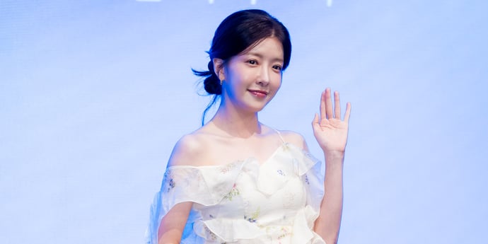 정인선 '새침한 손인사' [포토]