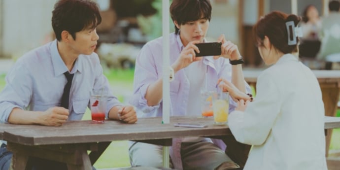 ‘여행을 대신해 드립니다’ 카페 데이트 스틸 공개