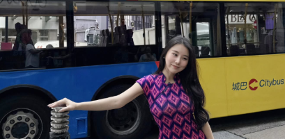 쥰키, 홍콩 거리서 빛난 고전적 우아함