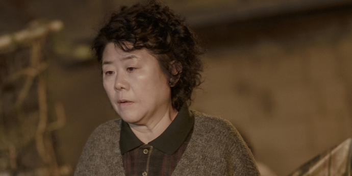 ‘백번의 추억’ 이정은, 생계형 가장 변신