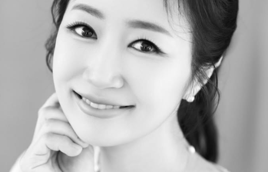 “컬러가 사라지니” 이향주, 흑백 속 빛난 우아한 매력