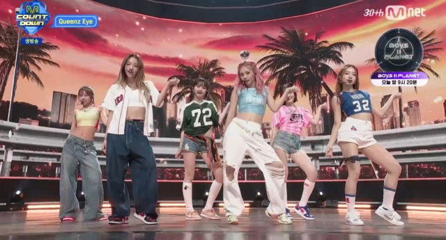 퀸즈아이, 반짝이는 썸머 코어 ‘Feel the Vibe’로 ‘엠카’ 접수