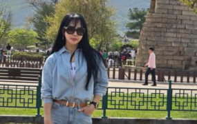 김규리, 첨성대 배경 데님 스타일링…화사한 동안 비주얼