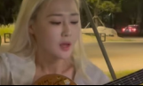한이서, 한강서 기타 라이브…밤공기 담은 감성 무드
