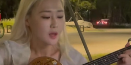 한이서, 한강서 기타 라이브…밤공기 담은 감성 무드