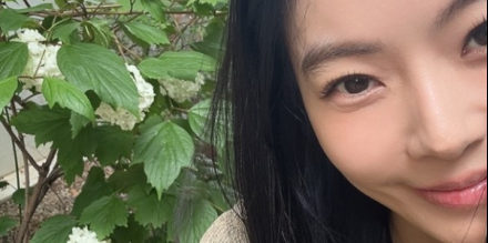 윤소이, 싱그러운 셀카로 전한 근황…“즐거운 어버이날 되세요”