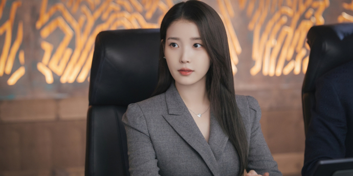 ‘21세기 대군부인’ 아이유, 전면전 선포