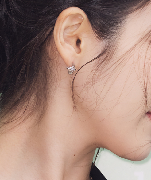 아이유 '우아한 목선' 