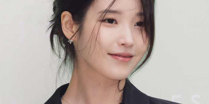아이유 '슬쩍' [포토]