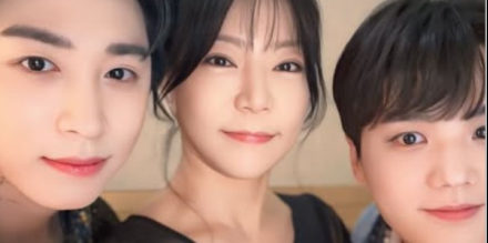 ‘의사언니’ 이진영, 몽키스 영서·민재와 다정 셀카…동료 가수들과 훈훈한 케미