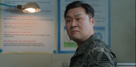 ‘취사병 전설이 되다’ 윤경호, 강렬 첫 등장