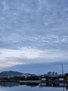 전국 대체로 맑음… 일부 경남·전라권 소나기 [내일날씨]