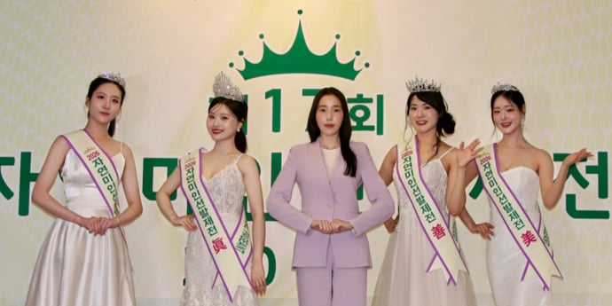 ‘자연미인선발제전 2026’ 眞·善·美 수상자들과 기념 촬영하는 한빛단 김민경 회장 [포토]