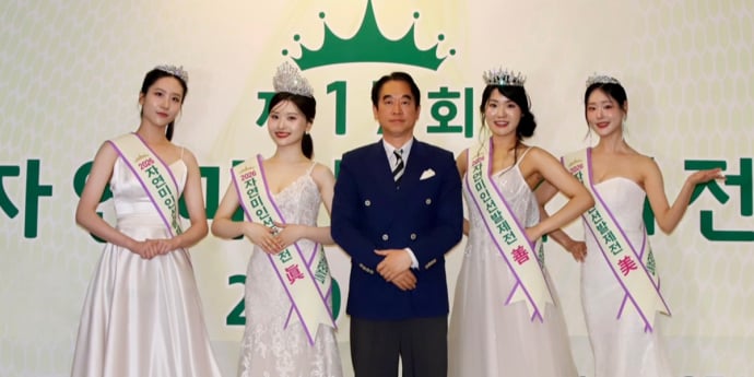 ‘자연미인선발제전 2026’ 眞·善·美 수상자들과 기념 촬영하는 모델리스타 김두천 대표 [포토]