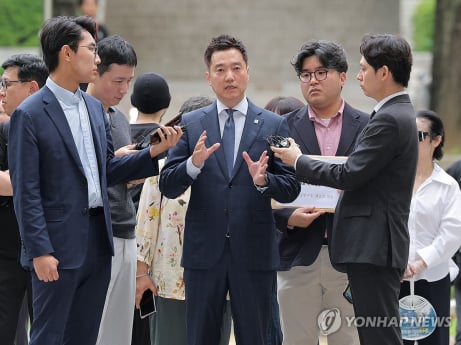 ‘김수현 허위 유포‘ 김세의, 결국 구속 송치