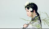  한복 입은 여자가 얌전히 앉아 있지 않은 이유